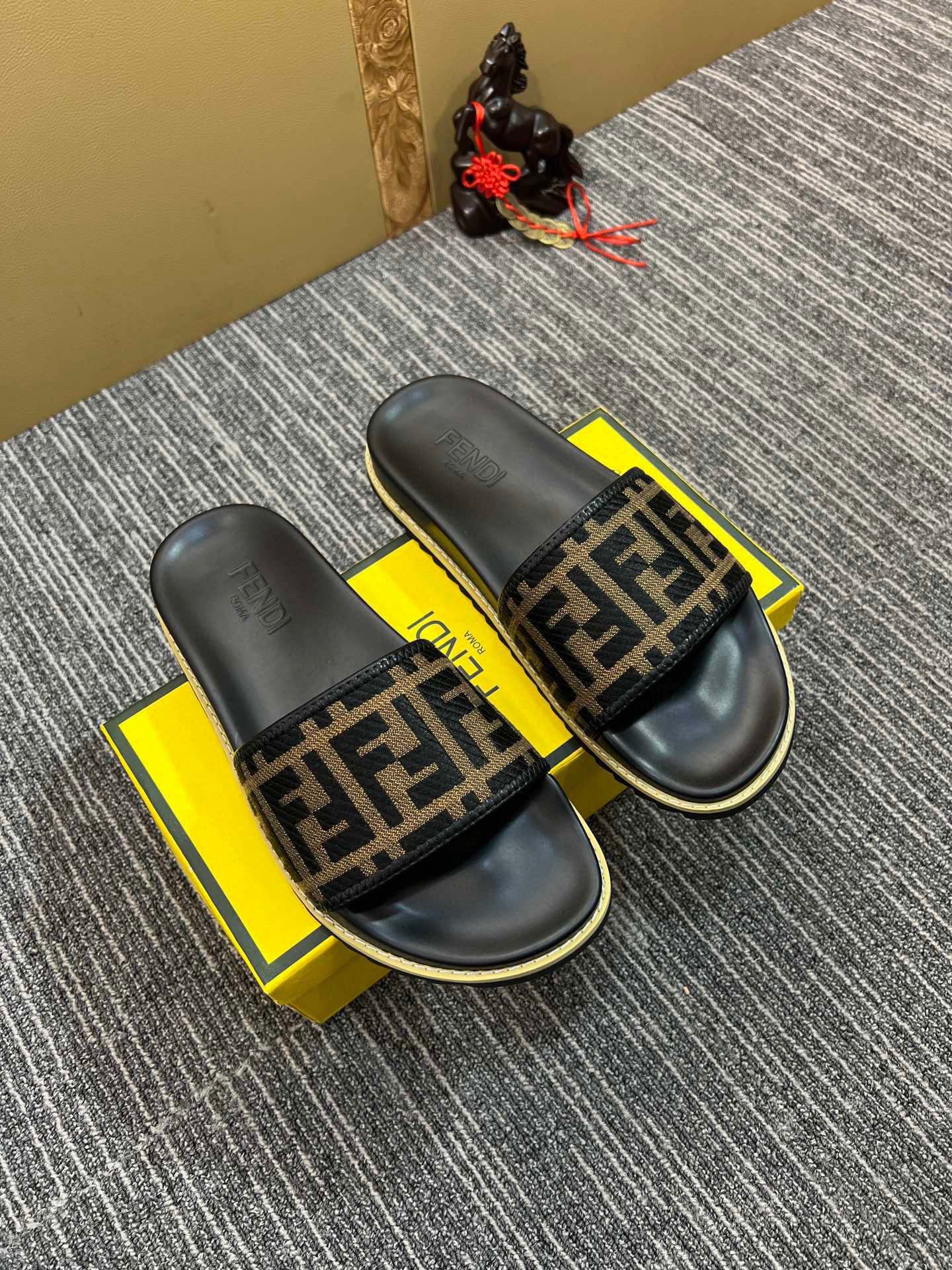 5XF105ZDE Stylish Slippers