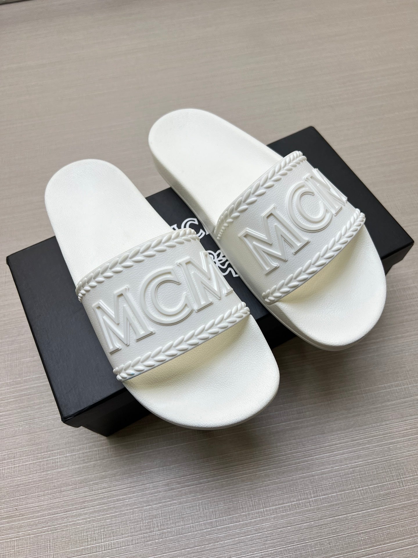54M42ZDE Stylish slippers