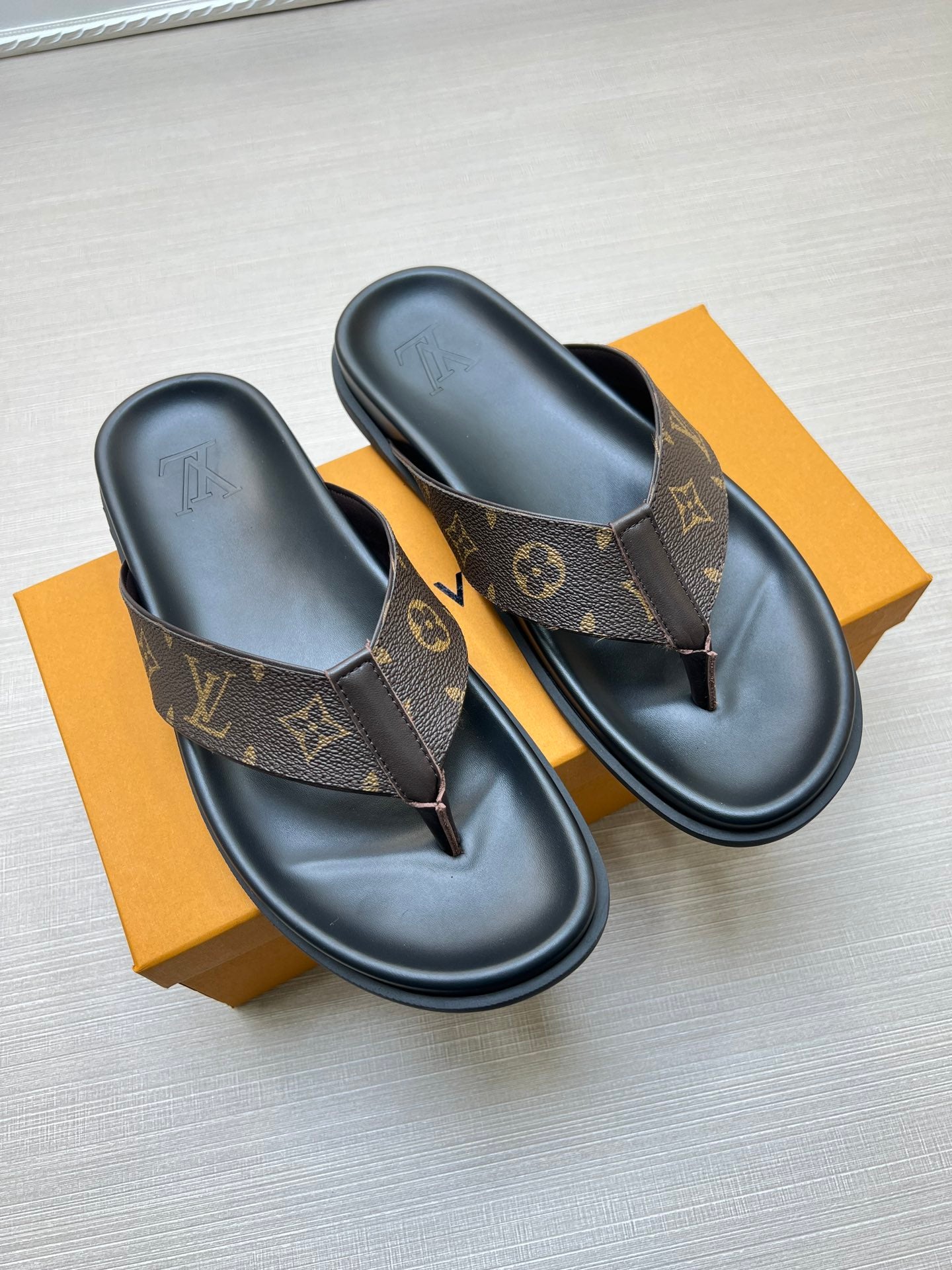 54E57ZDE Stylish slippers