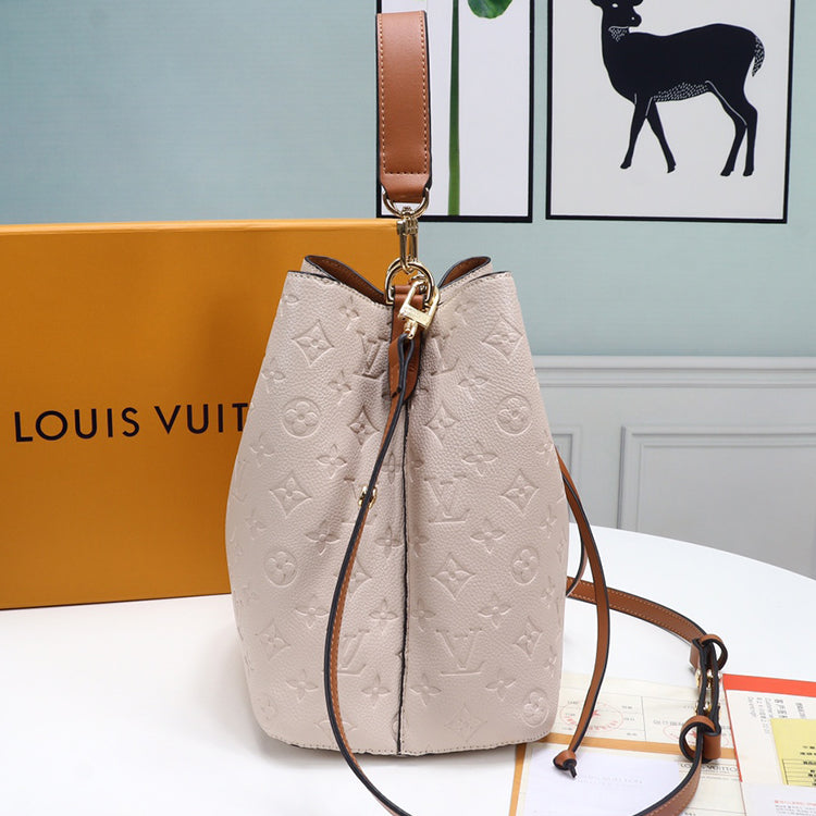 1E81BDE Stylish leather bag