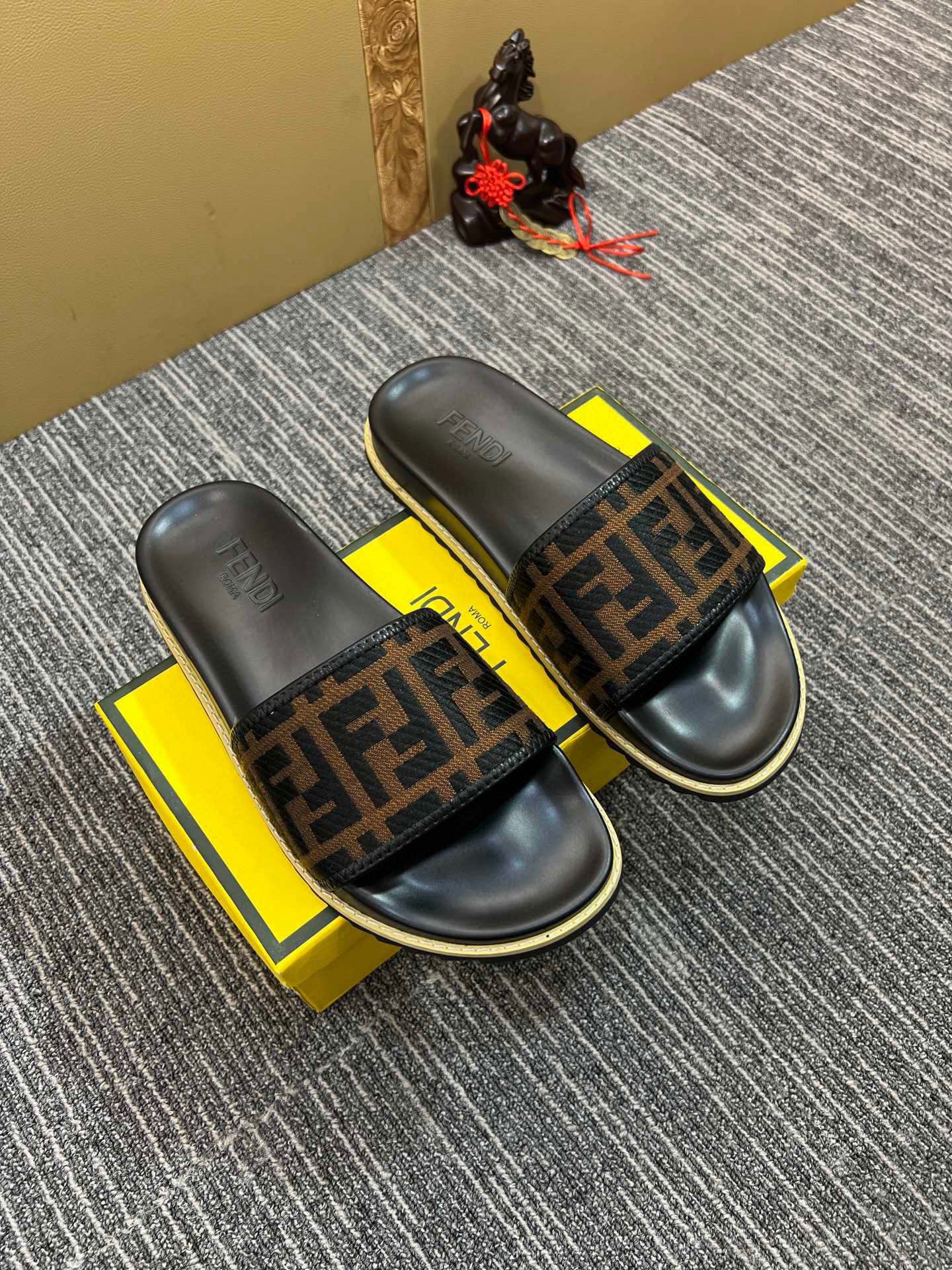 5XF105ZDE Stylish Slippers