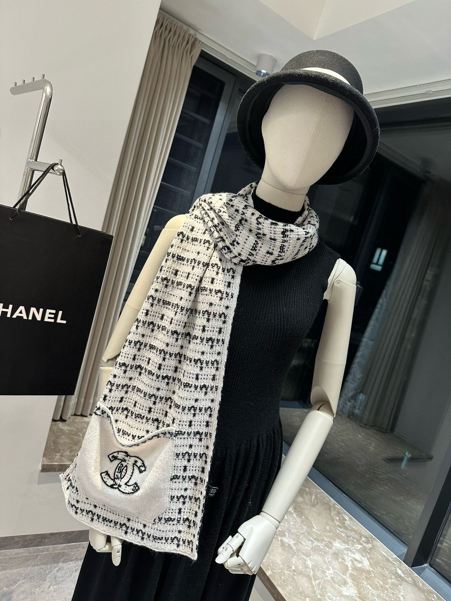 185ZC23WDE Stylish Winter Scarves