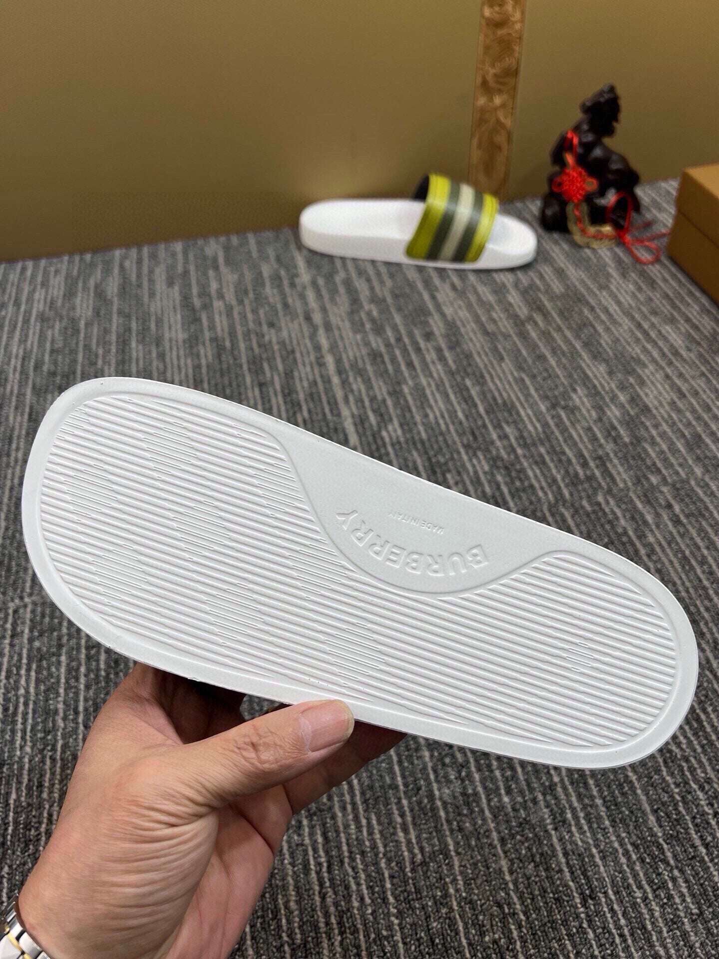 535ZR261ZDE Stylish Slippers