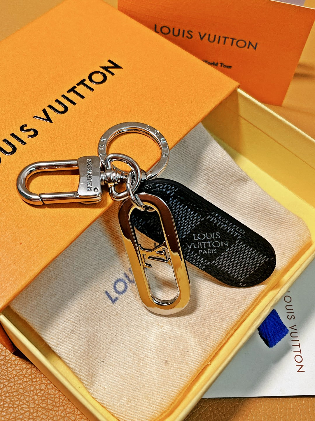 14E61ADE Stylish key closure