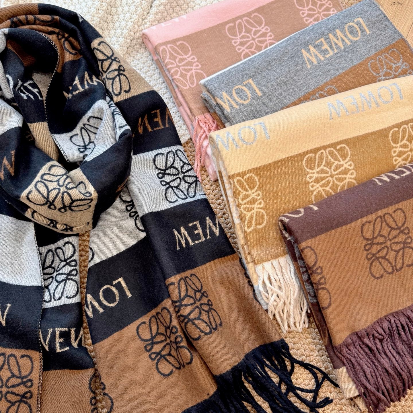 185ZA62WDE Stylish Winter Scarves