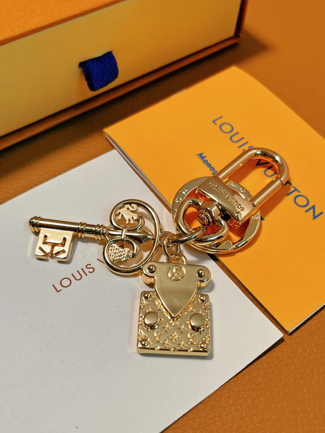 14E43ADE Stylish key closure