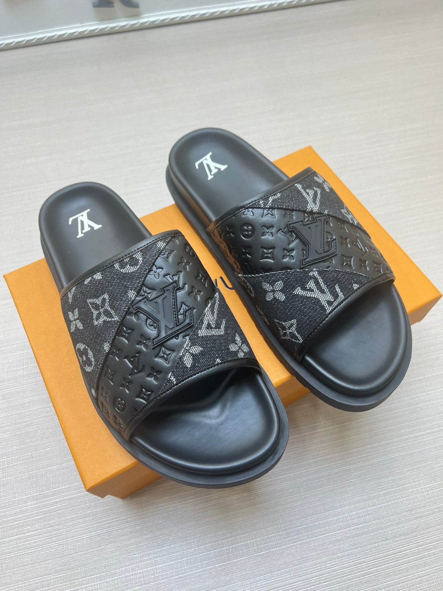 54E2ZDE Stylish slippers
