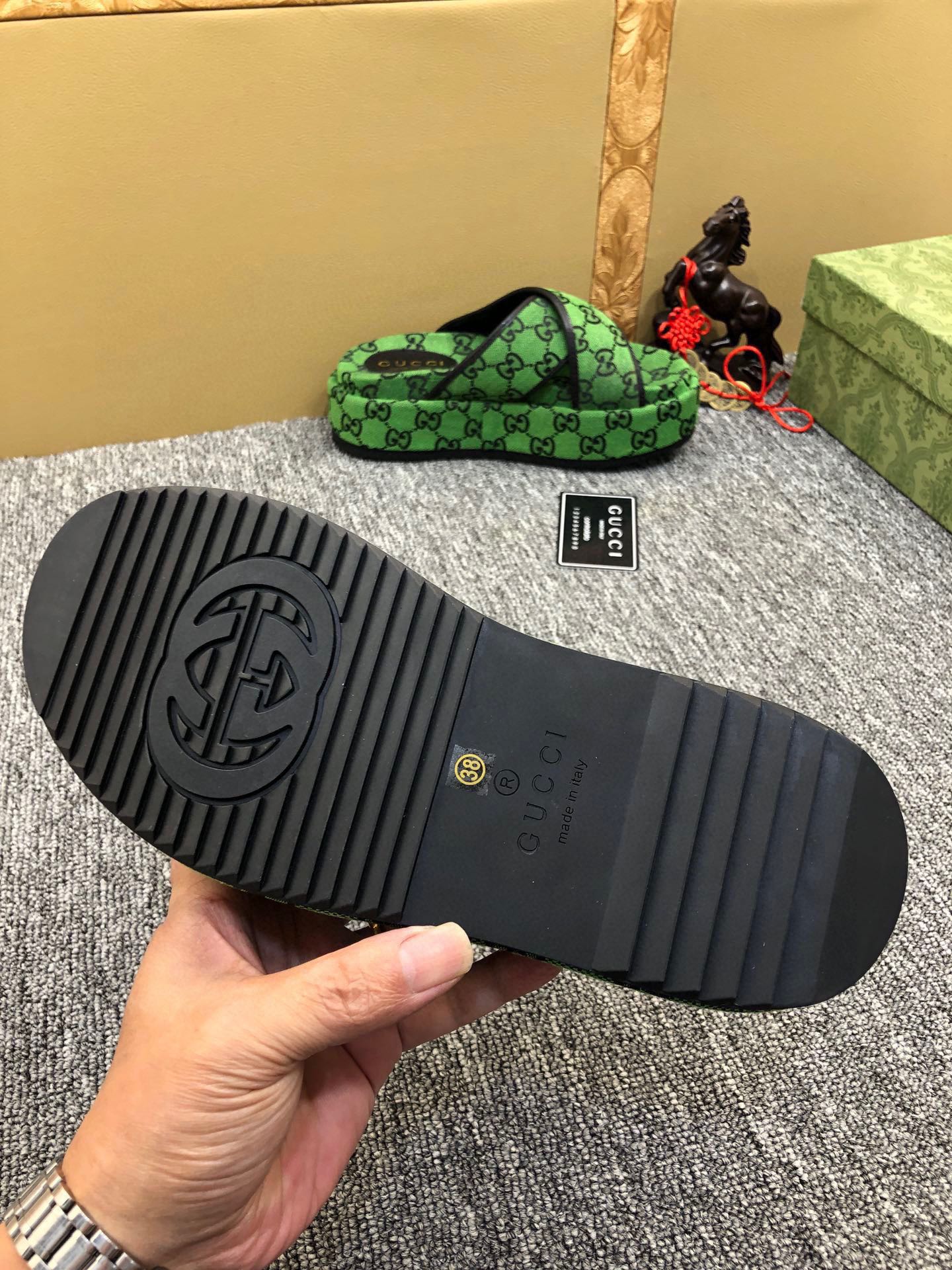 5YB69ZDE Stylish Slippers