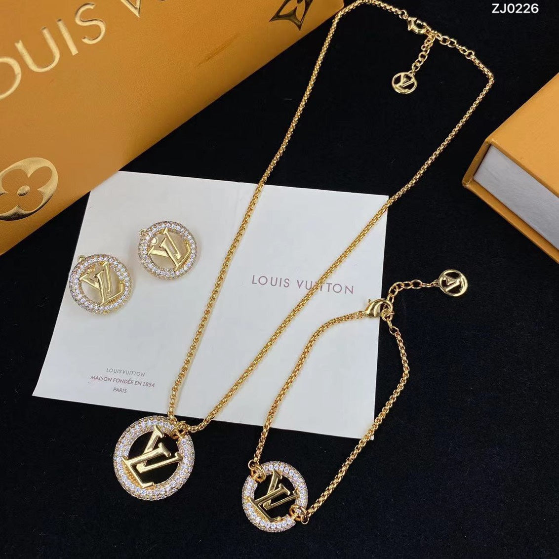 14E556XDE Stylish Earrings Bracelets Necklaces