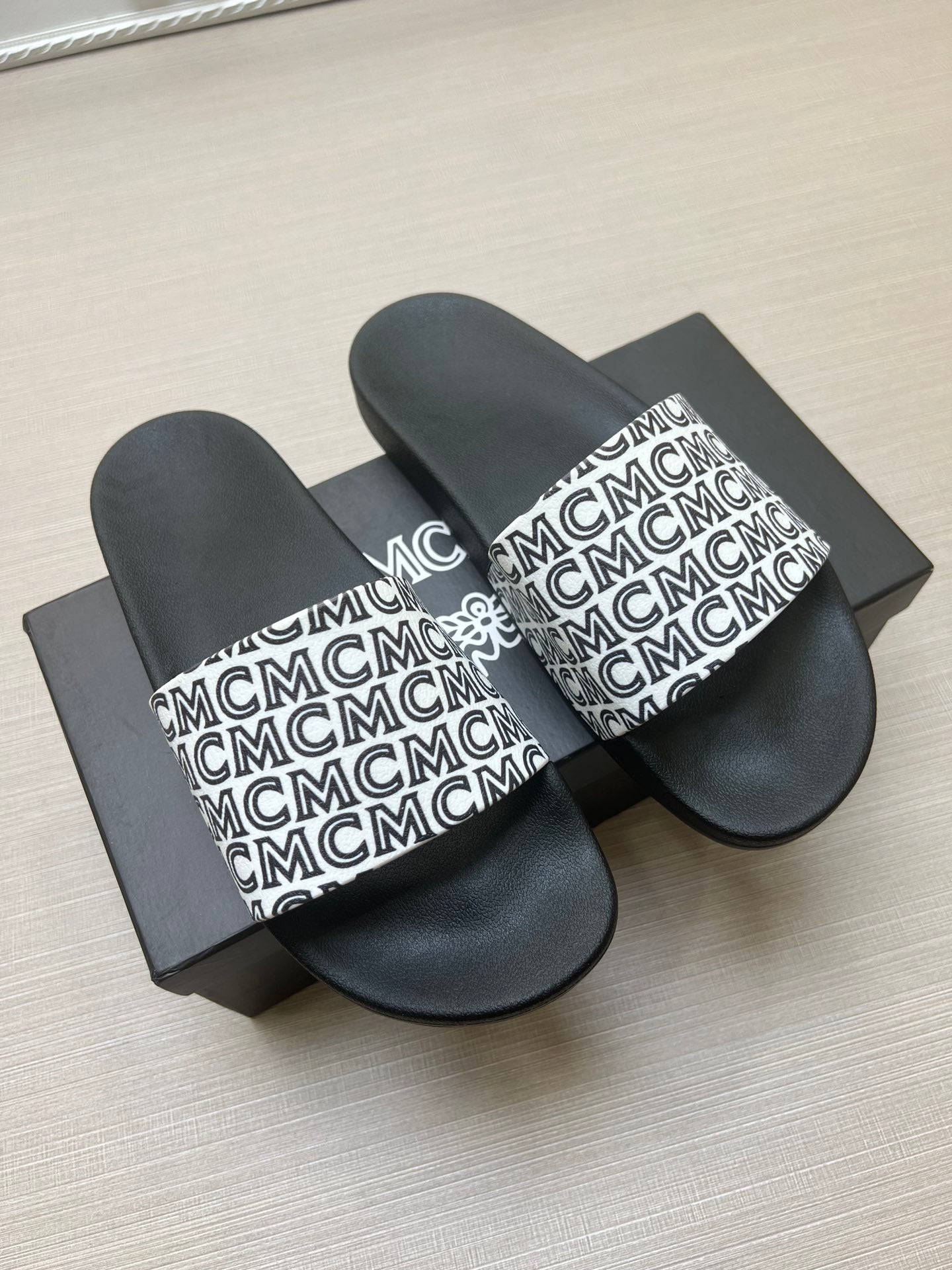 54M45ZDE Stylish slippers