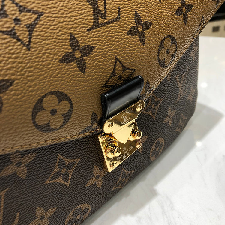 1E65BDE Stylish leather bag