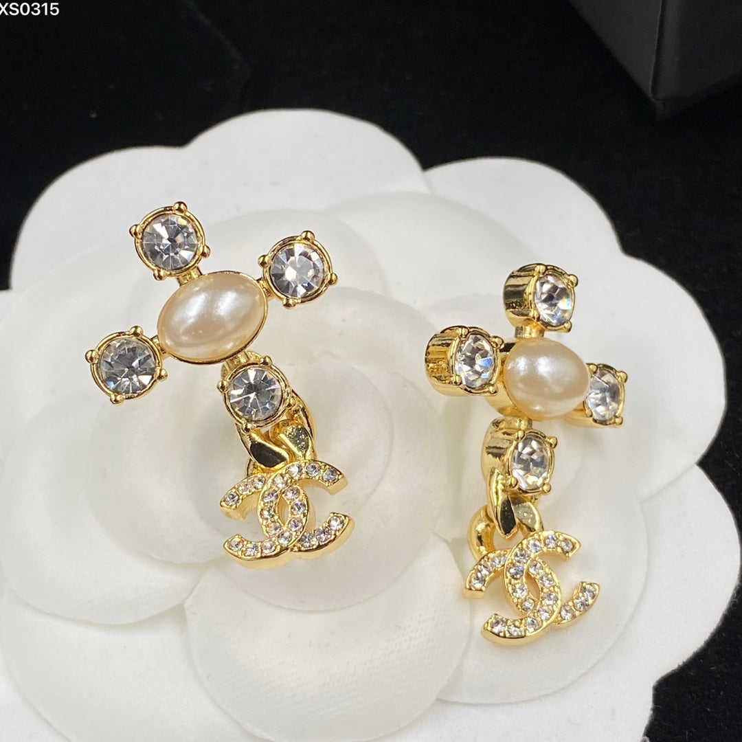 1YC40EDE Stylish Earrings