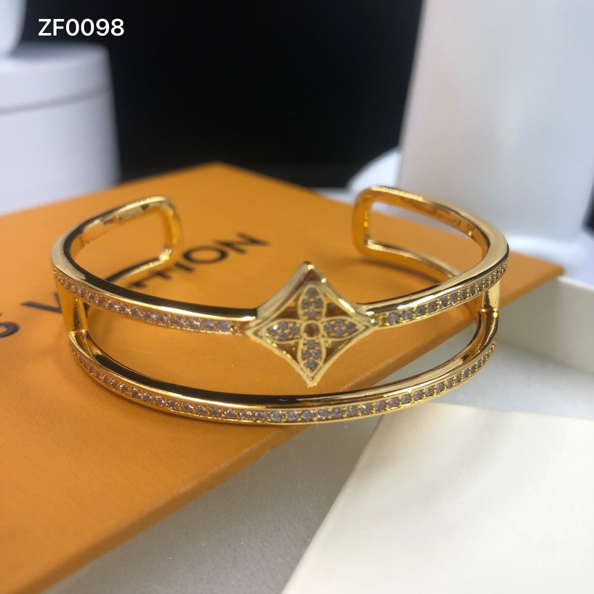 1YE348KDE Stylish Bracelets