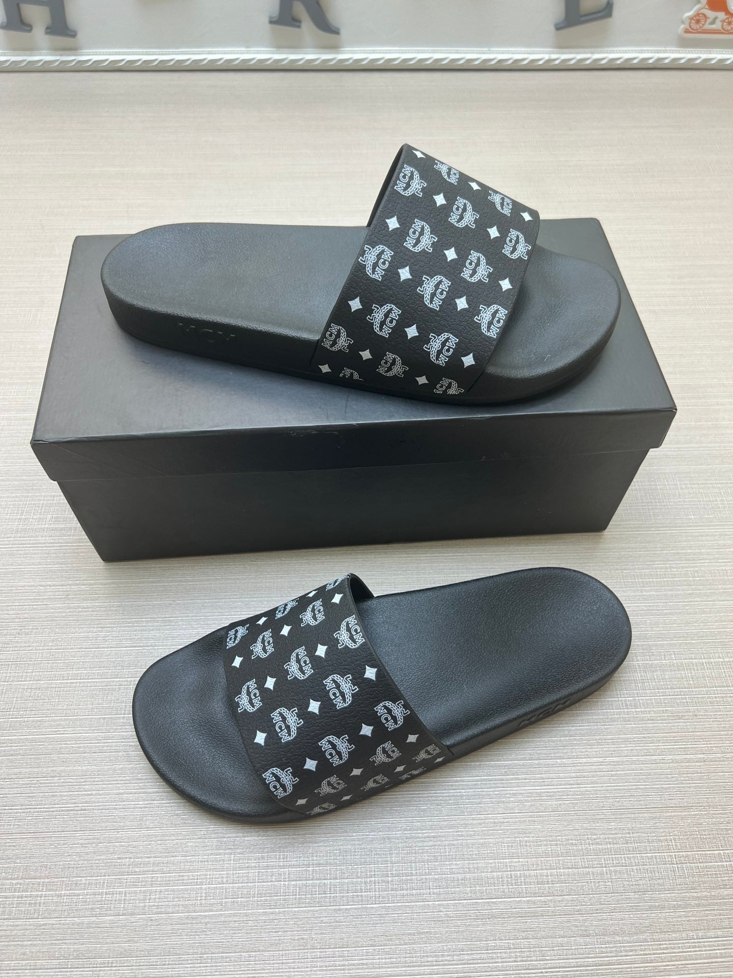 54M46ZDE Stylish slippers
