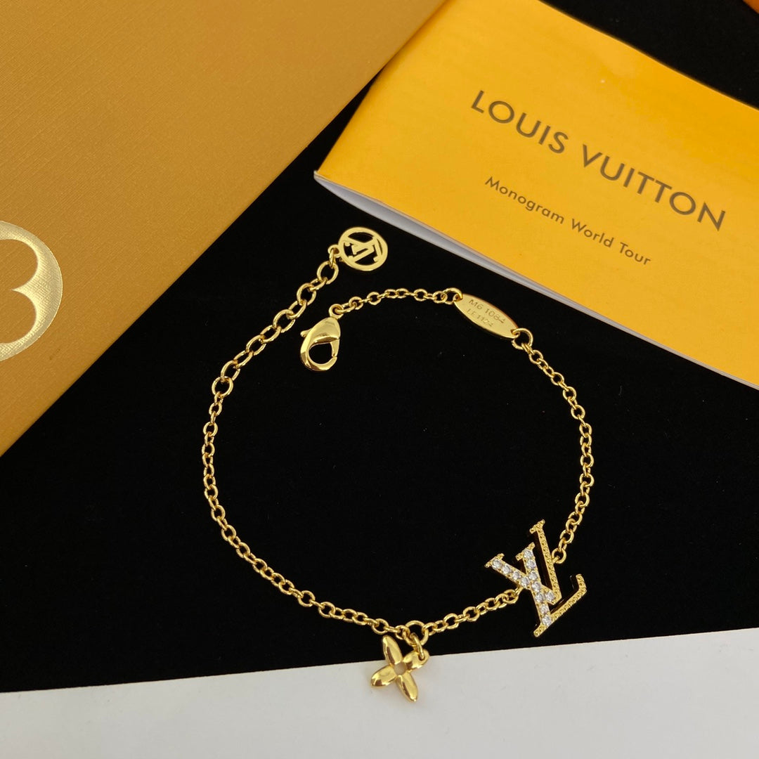 14E552XDE Stylish Earrings Bracelets Necklaces