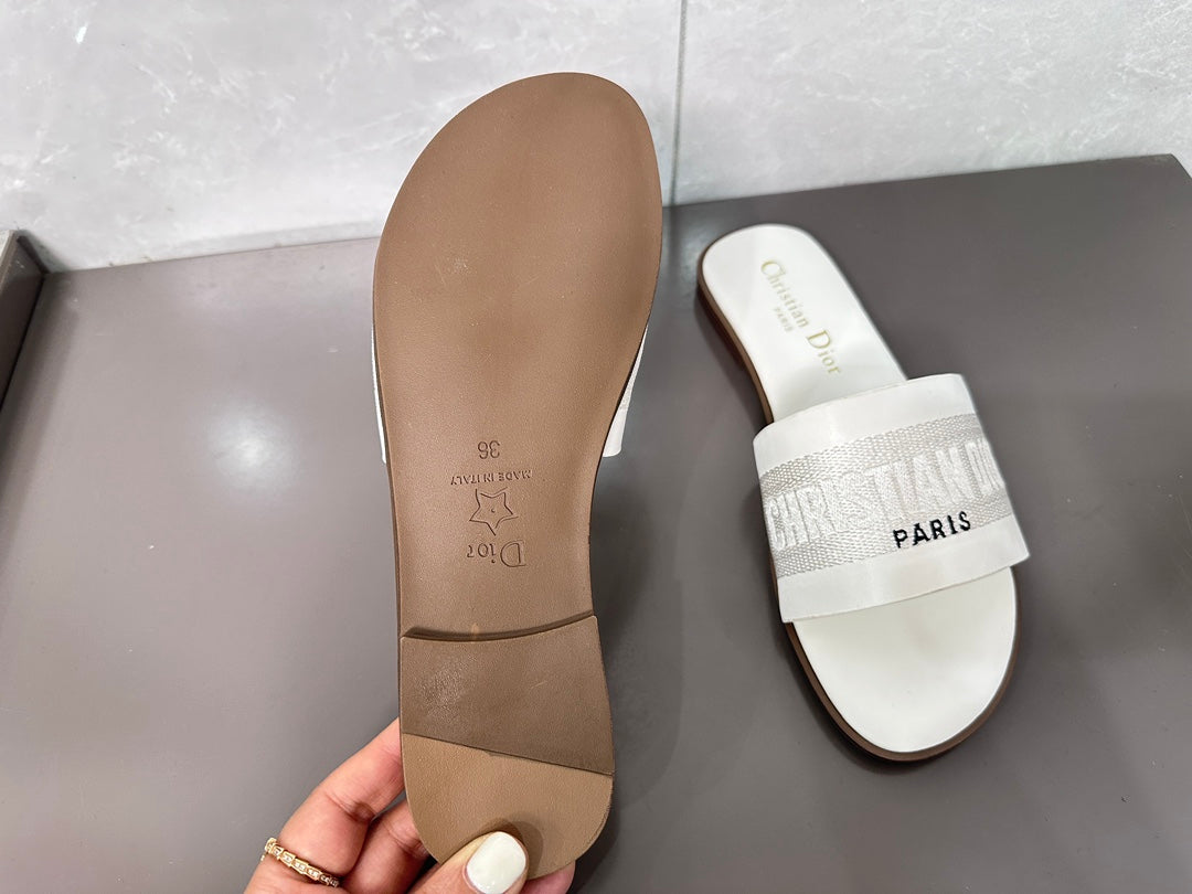 14D32ZDE Stylish slippers