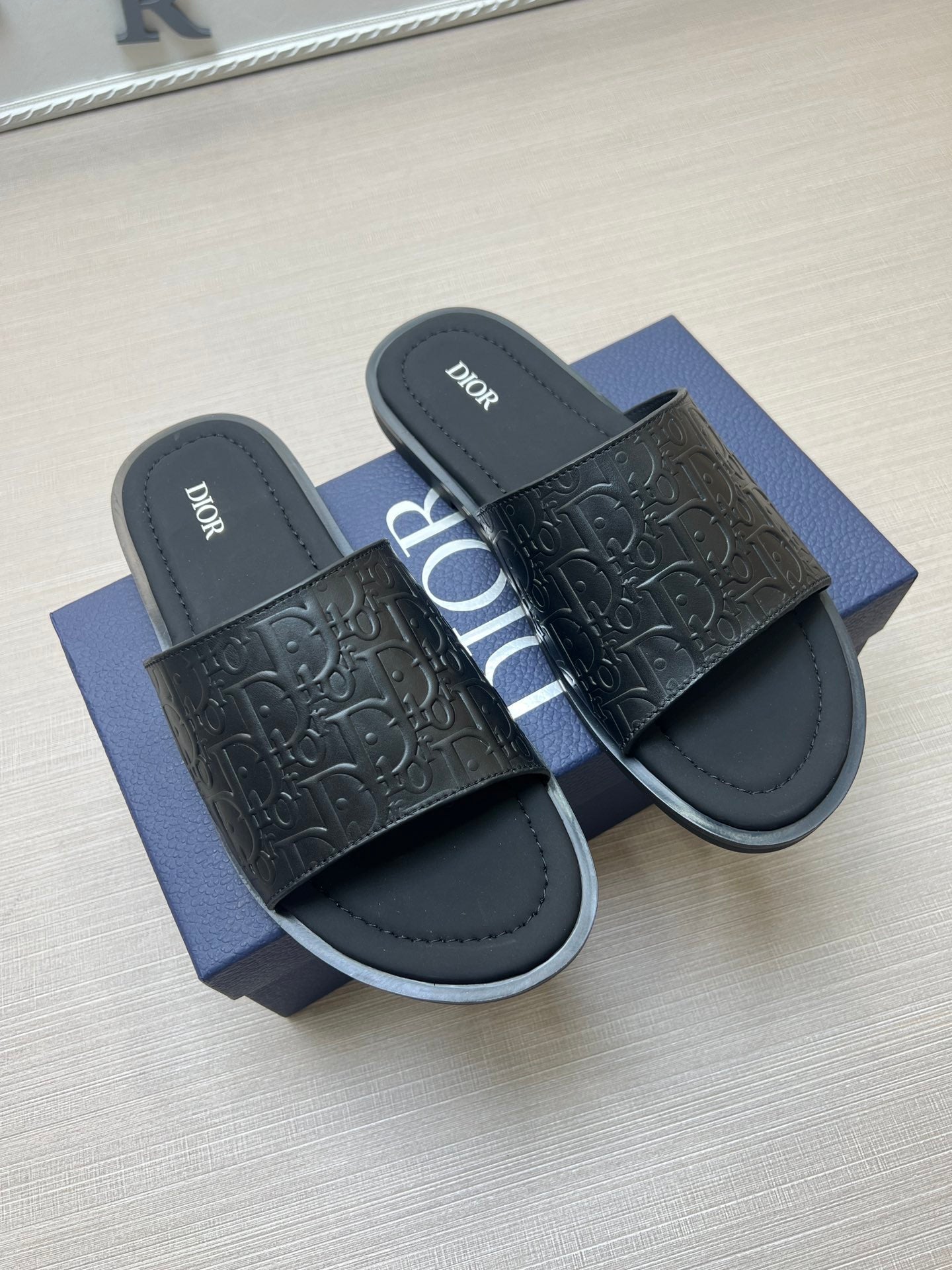 54D80ZDE Stylish slippers