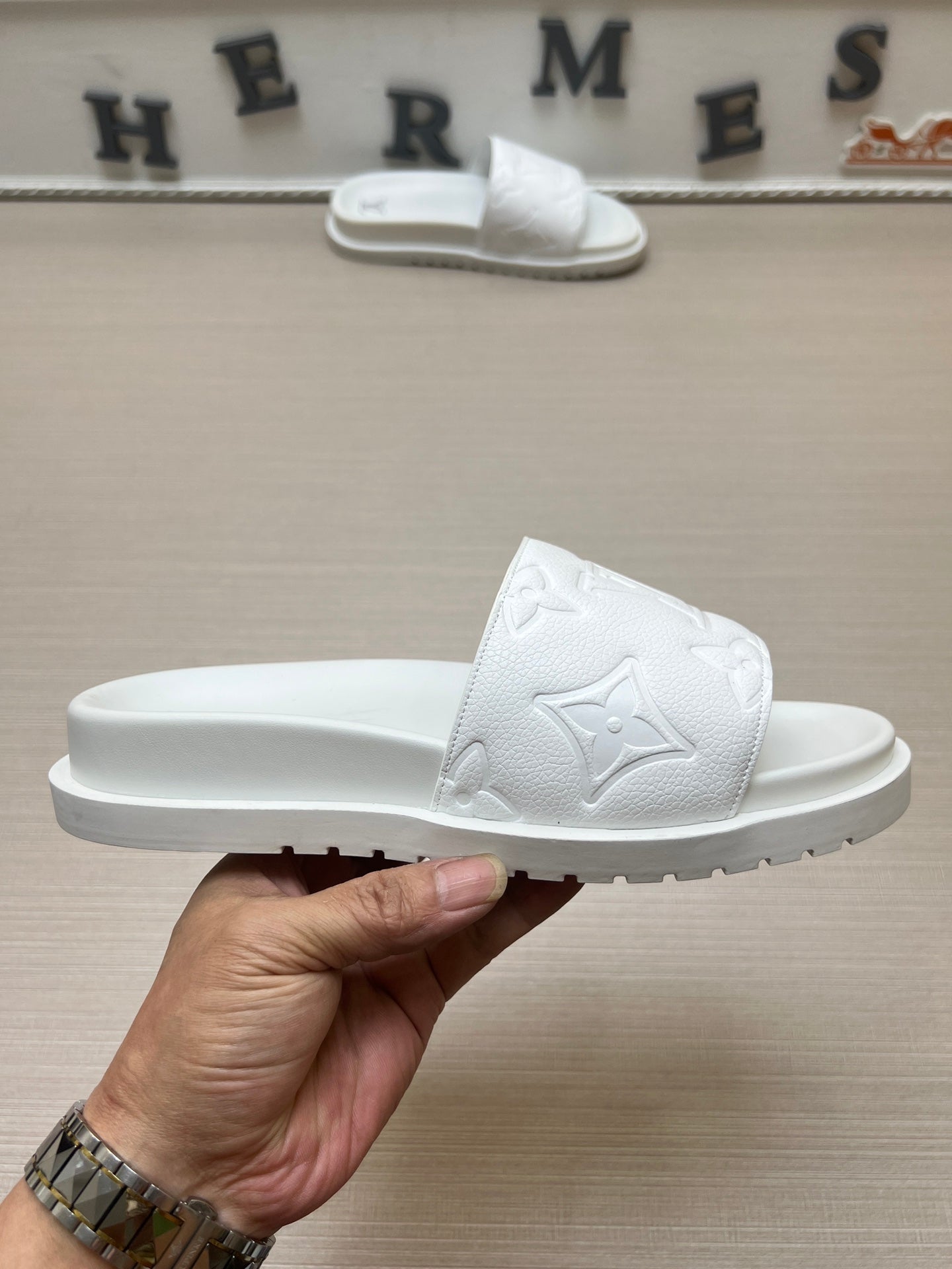 54E3ZDE Stylish slippers