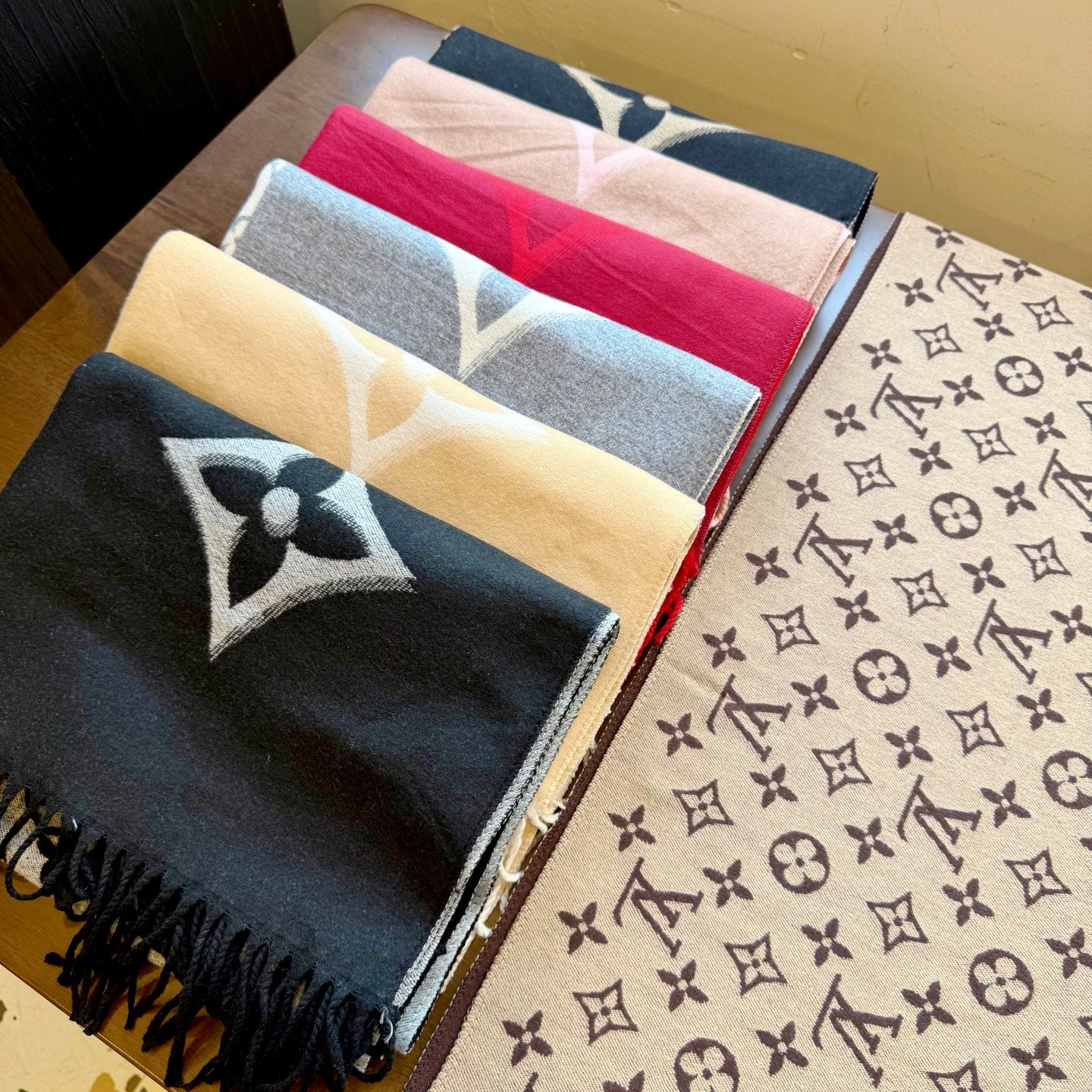 185ZE71WDE Stylish Winter Scarves