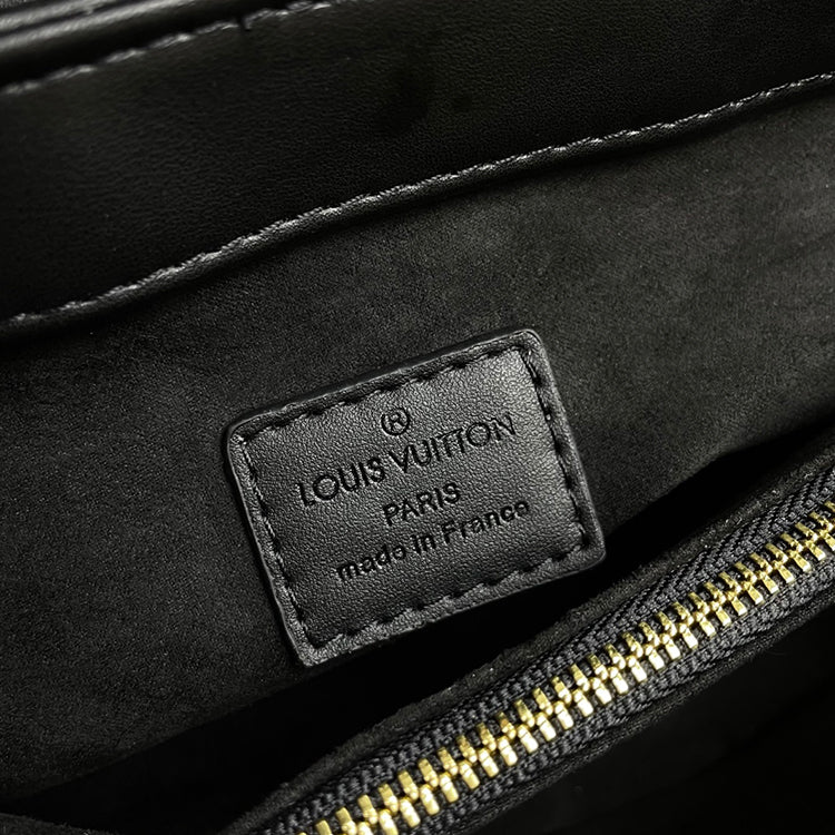 AE028BDE Stylish leather bag