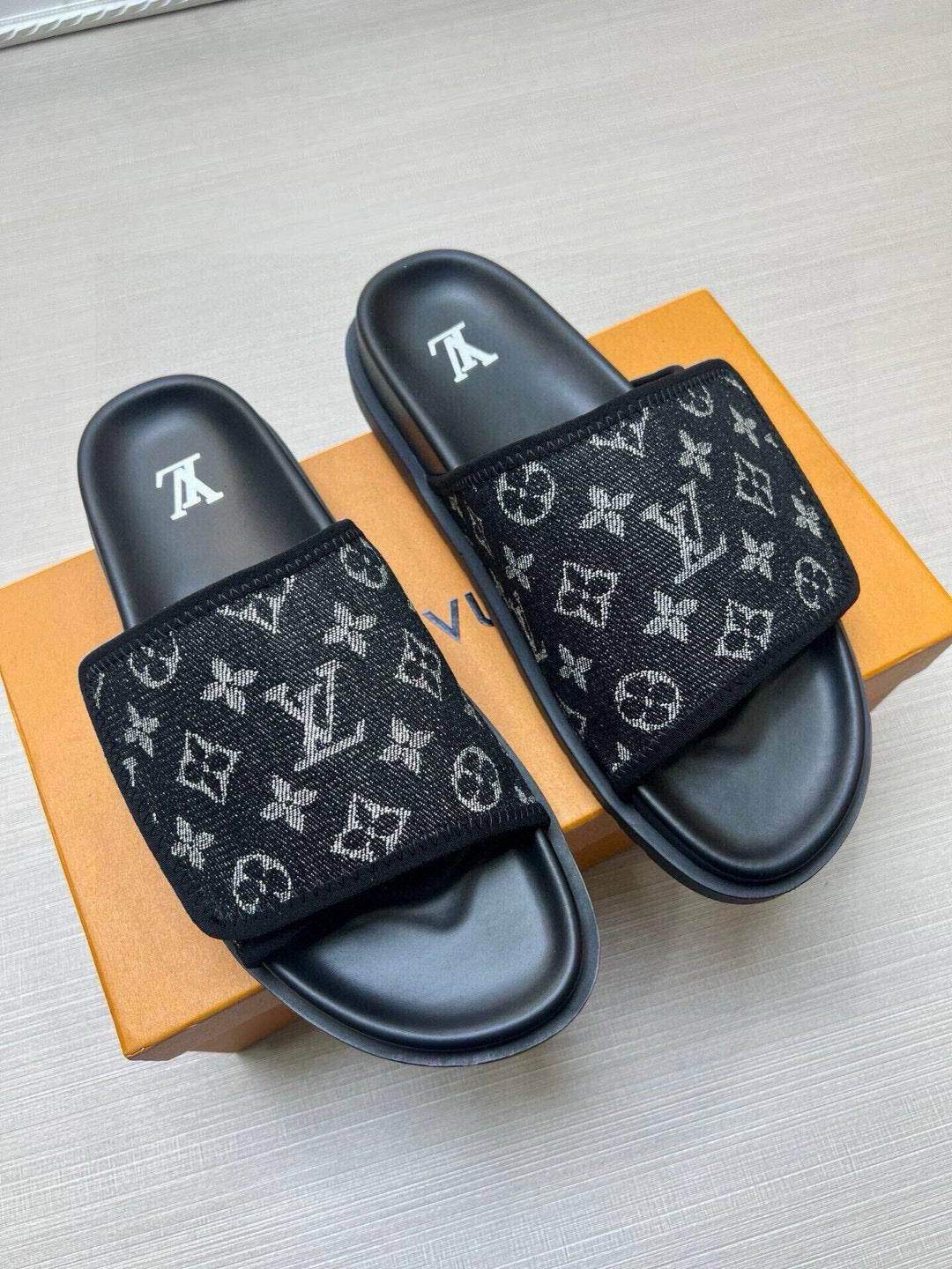 5QE2ZDE Stylish Slippers
