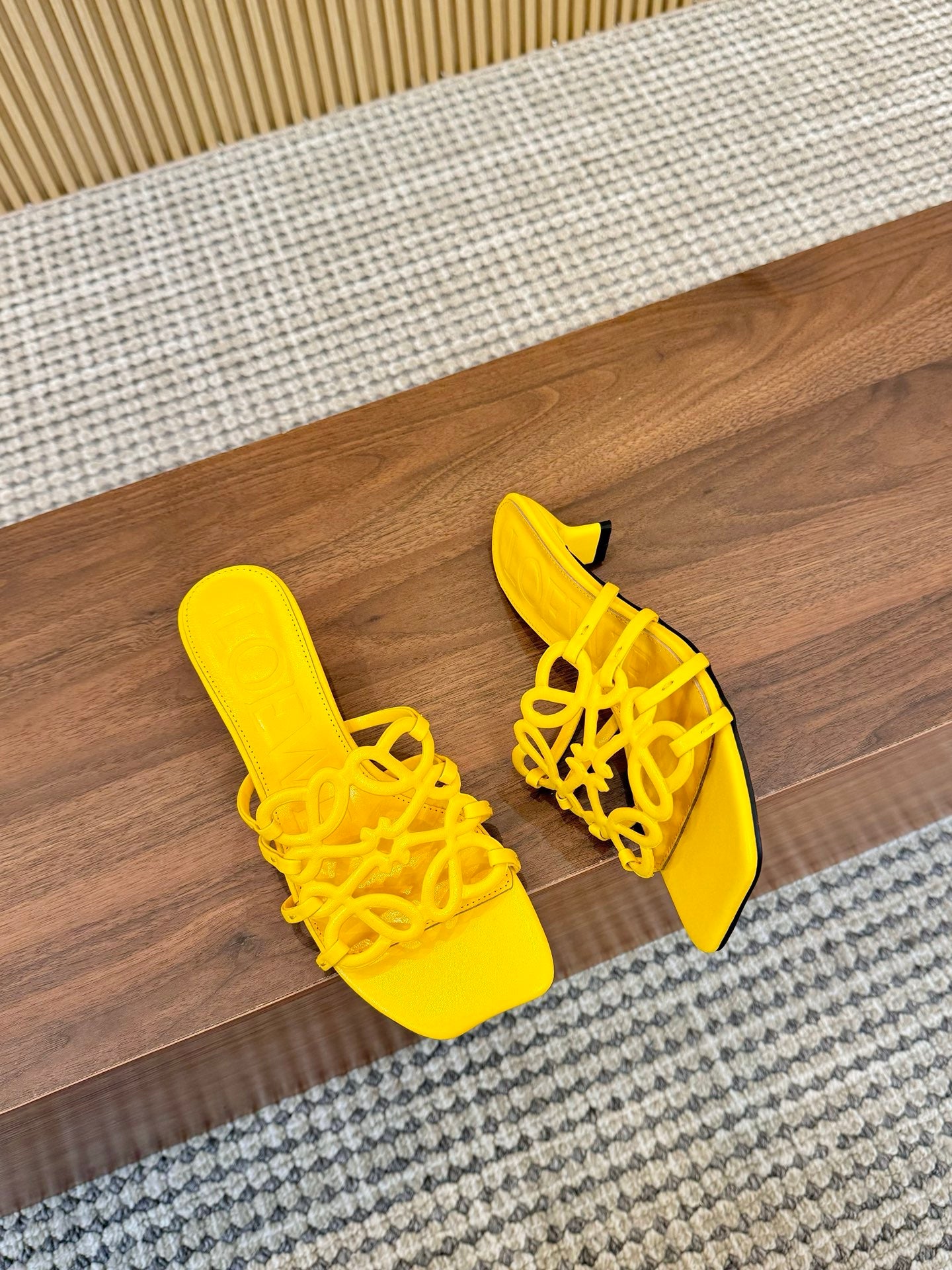 255QA33ZDE Stylish leather Slippers