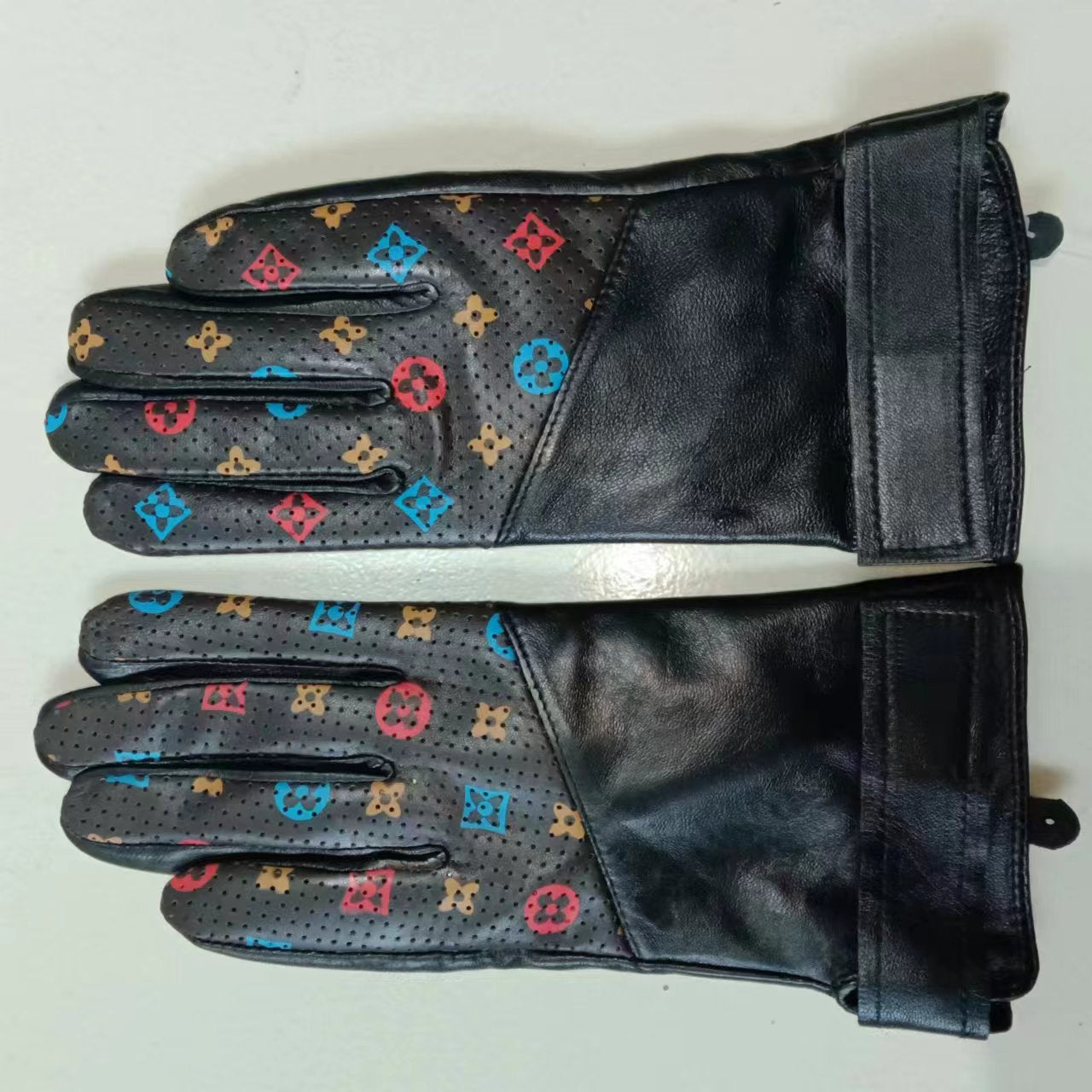 24E90SDE Stylish gloves