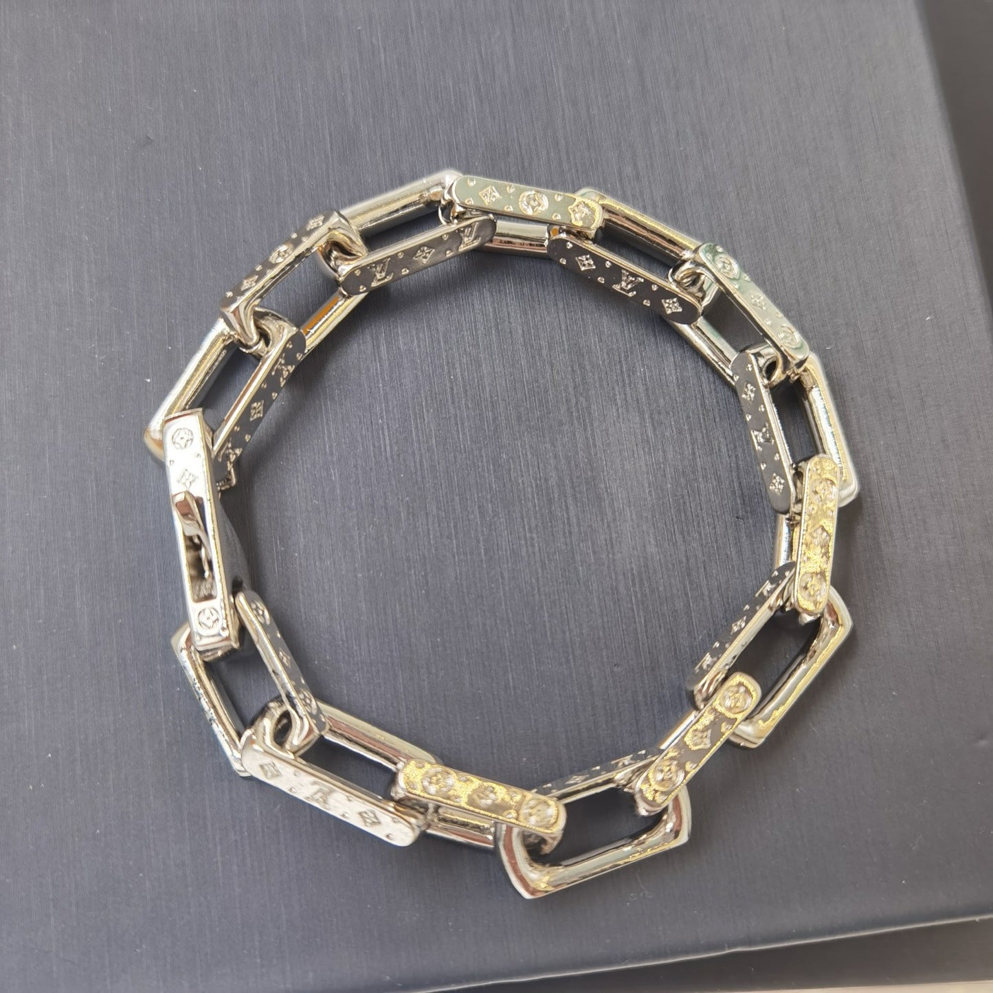 1YE352XDE Stylish Bracelets Necklaces
