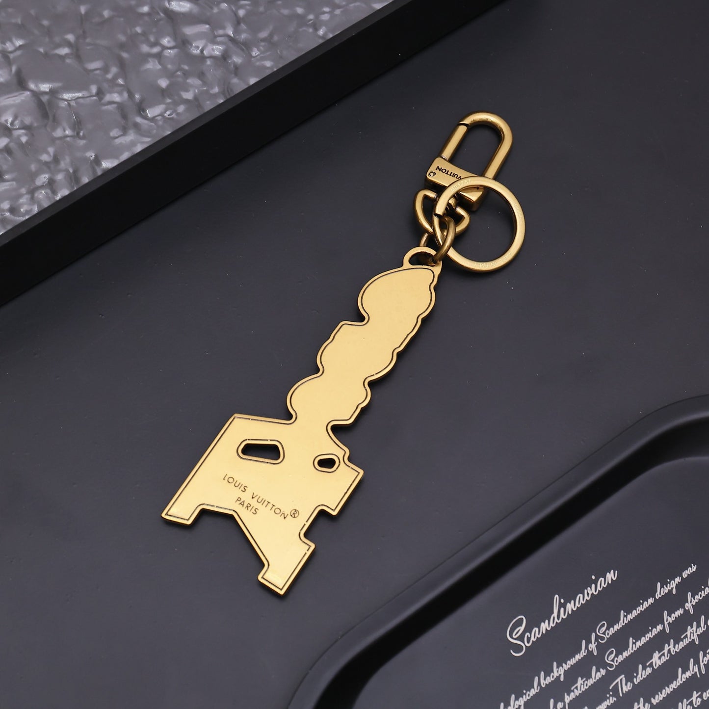 14E16ADE Stylish key closure