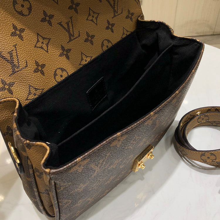 1E65BDE Stylish leather bag