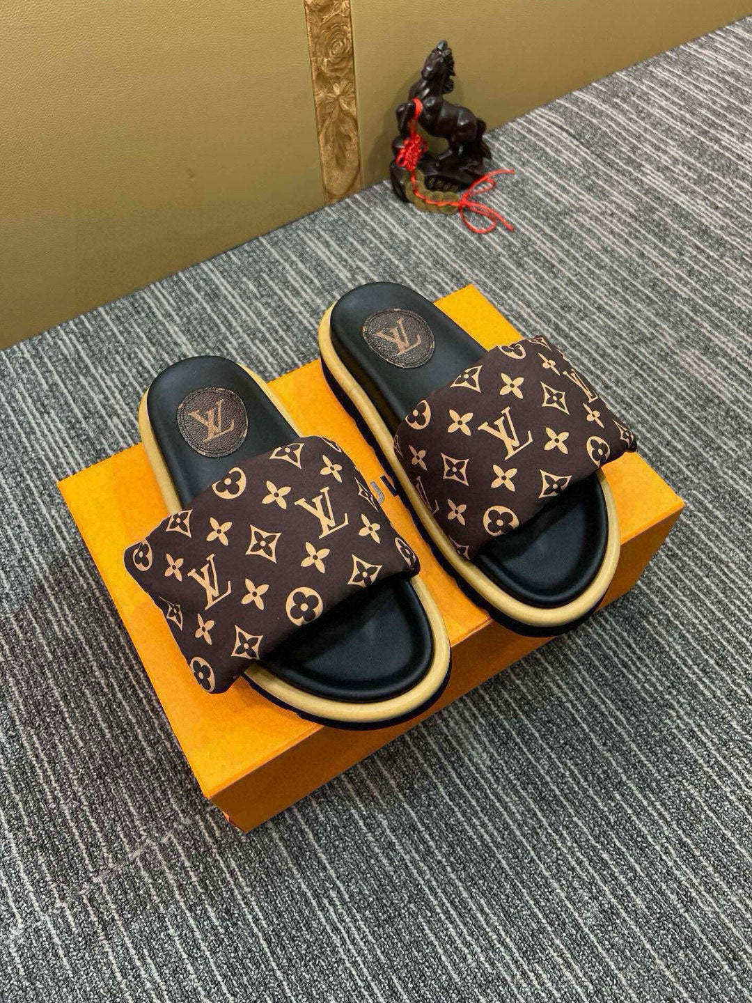 5QE12ZDE Stylish Slippers
