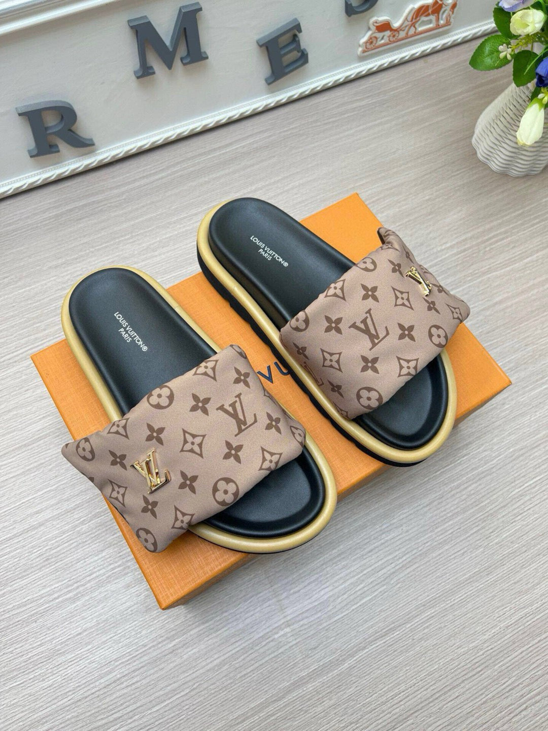 5QE10ZDE Stylish Slippers
