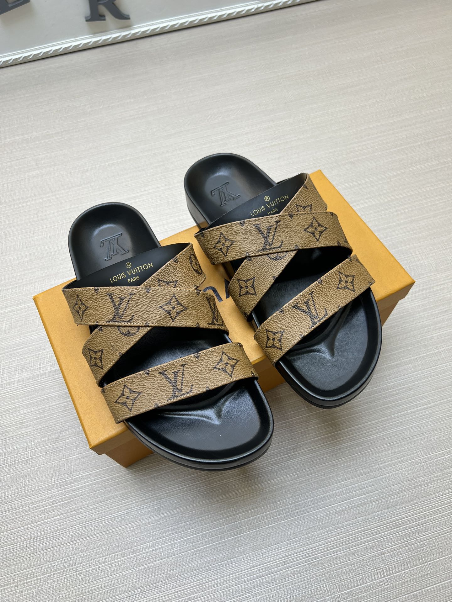 54E89ZDE Stylish slippers