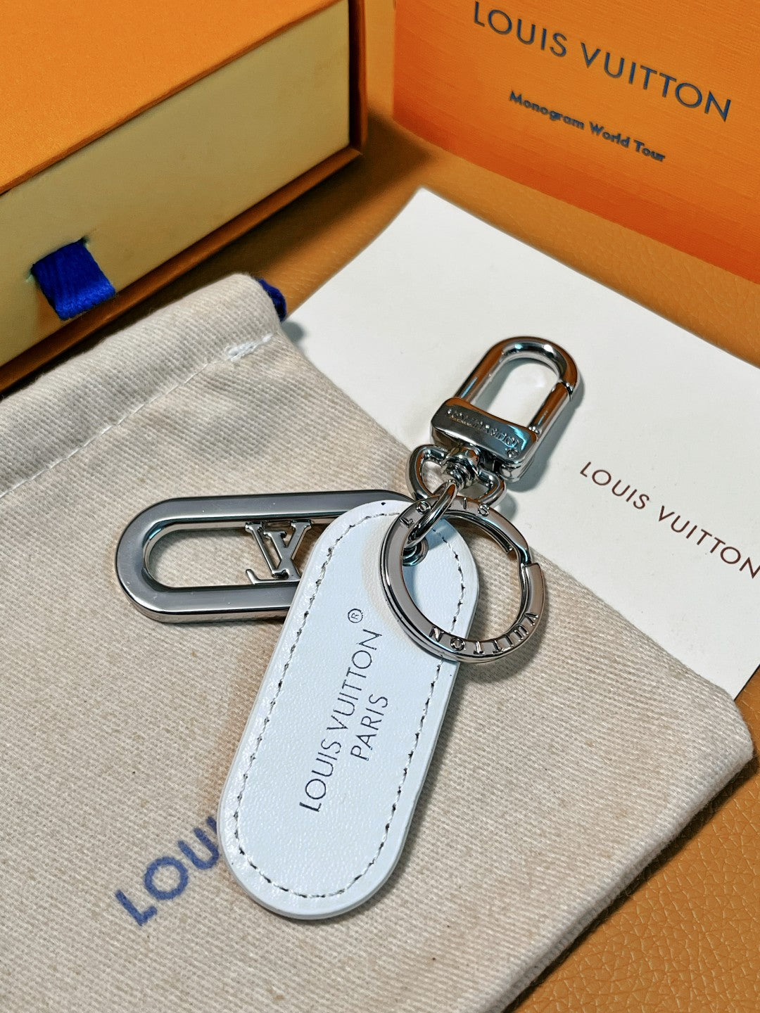 14E61ADE Stylish key closure