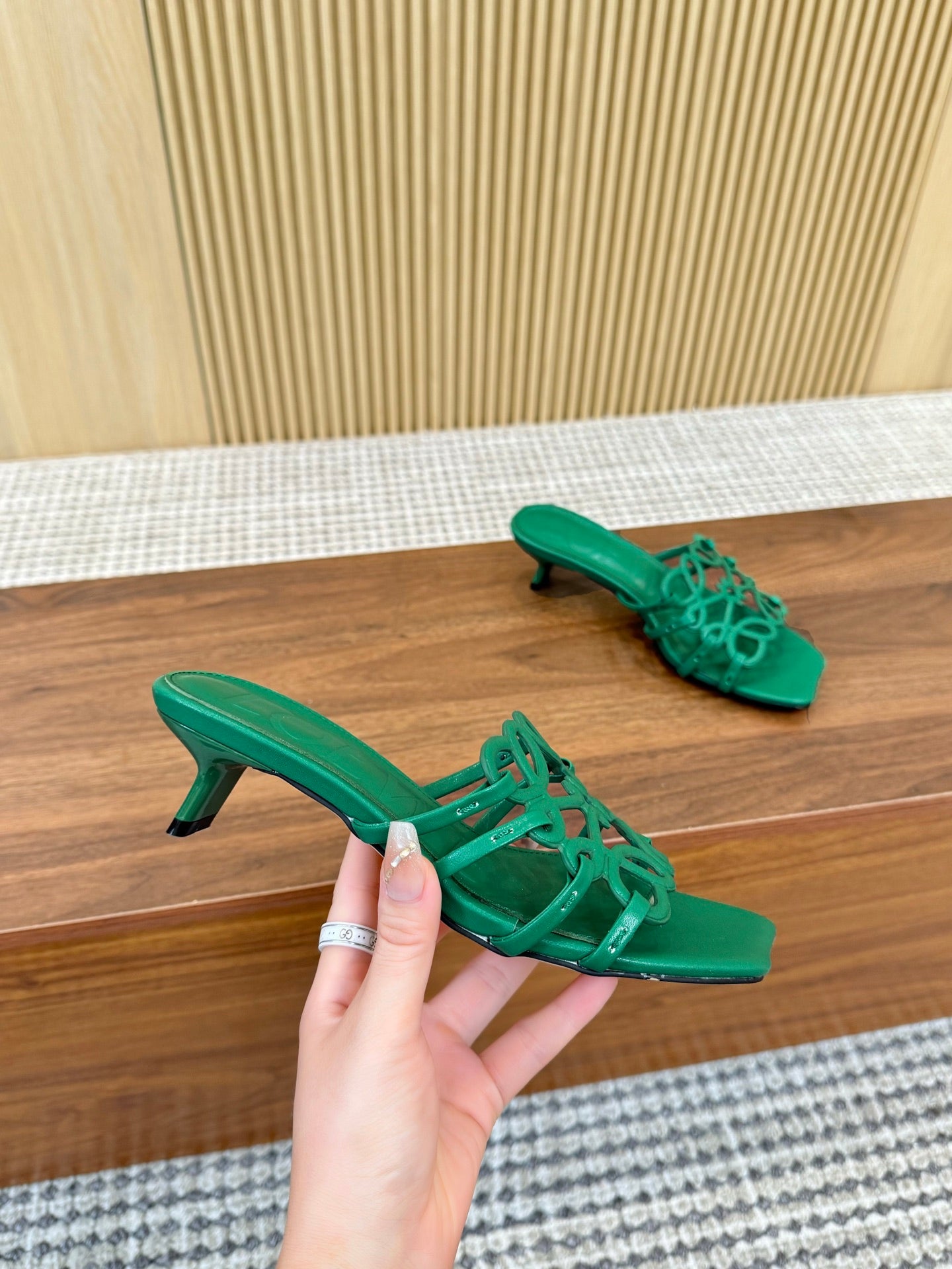 255QA33ZDE Stylish leather Slippers