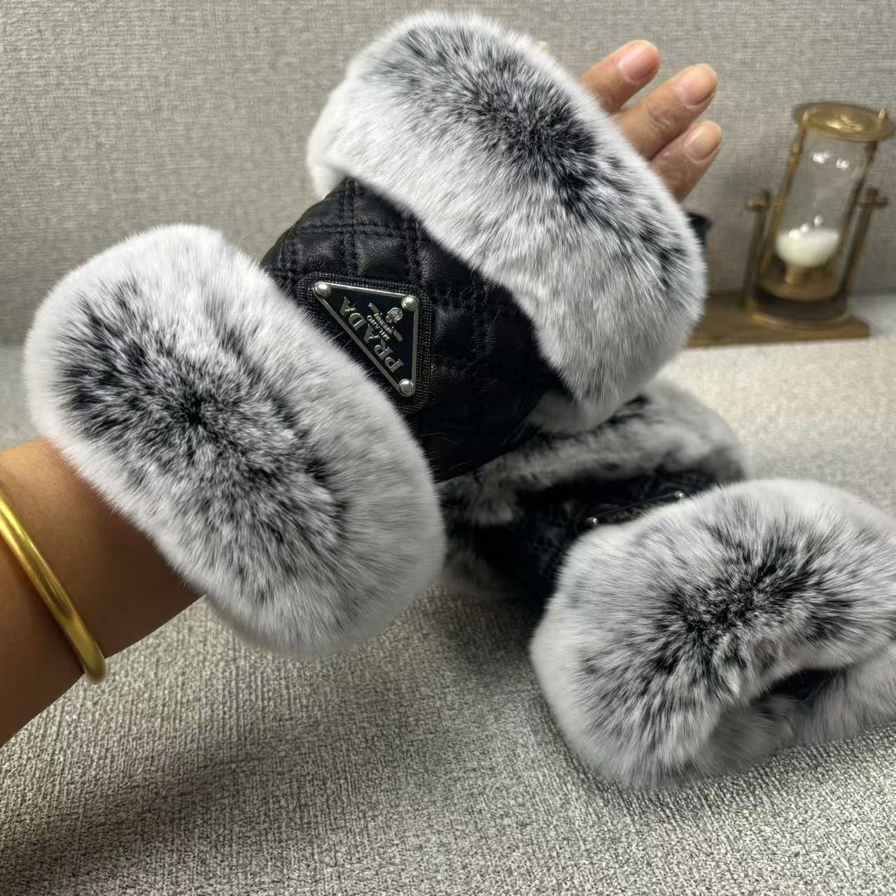 24PD103SDE Stylish gloves