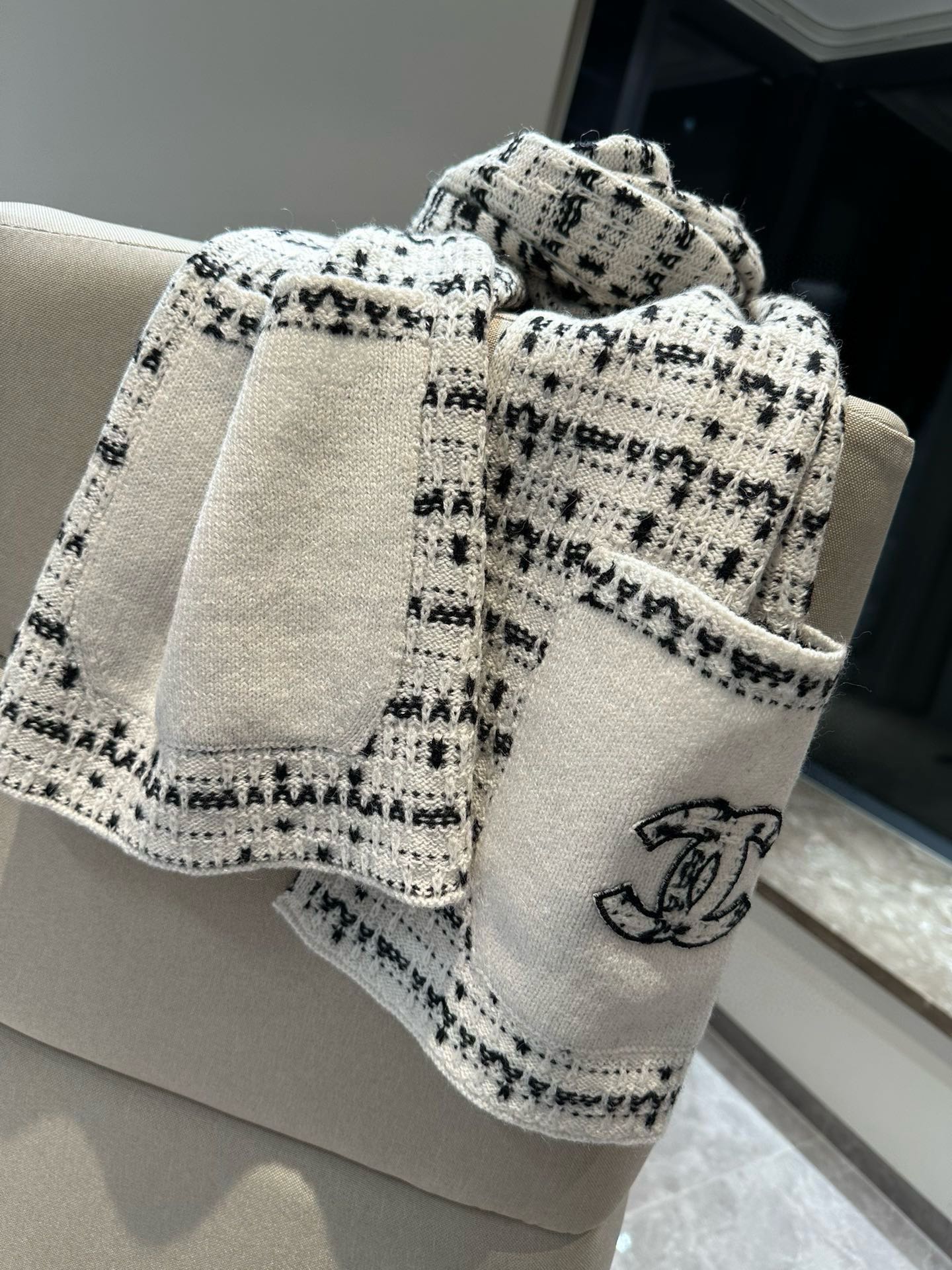 185ZC23WDE Stylish Winter Scarves