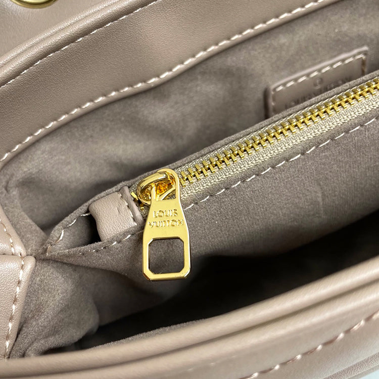 AE028BDE Stylish leather bag