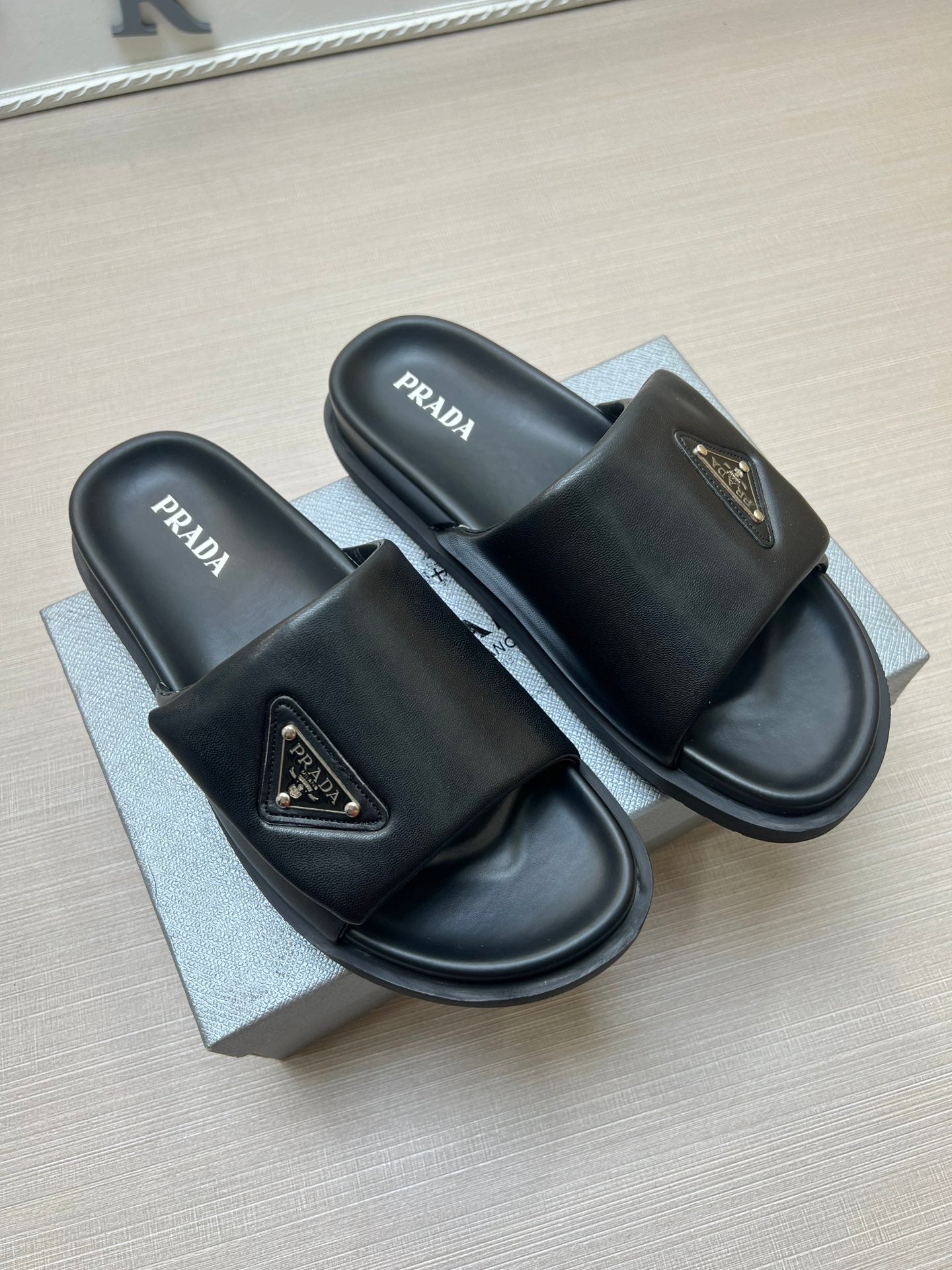 54PD5ZDE Stylish slippers