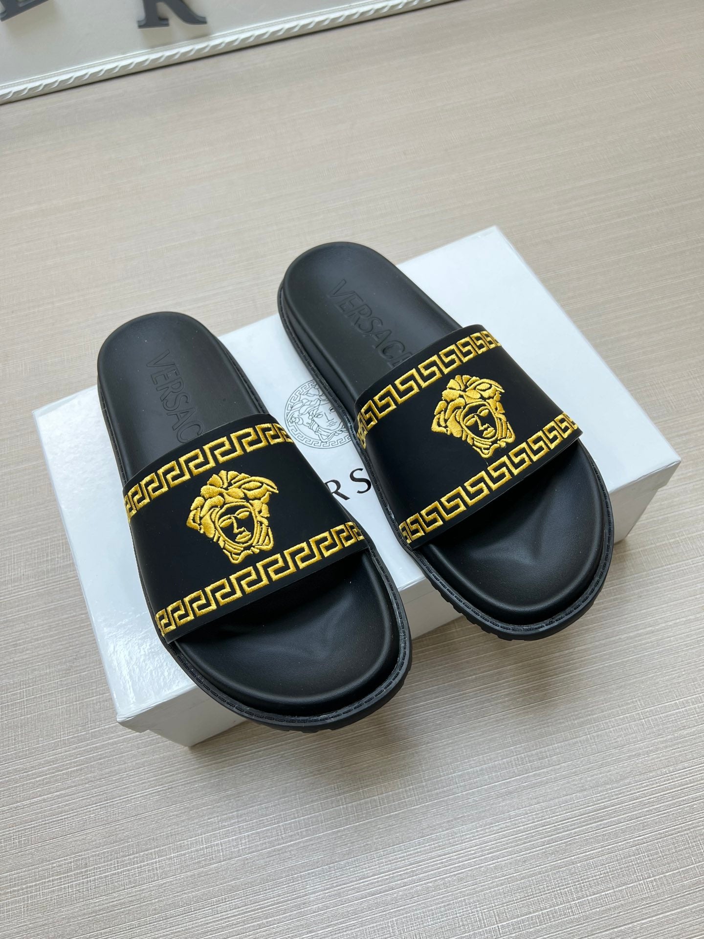 54V53ZDE Stylish slippers