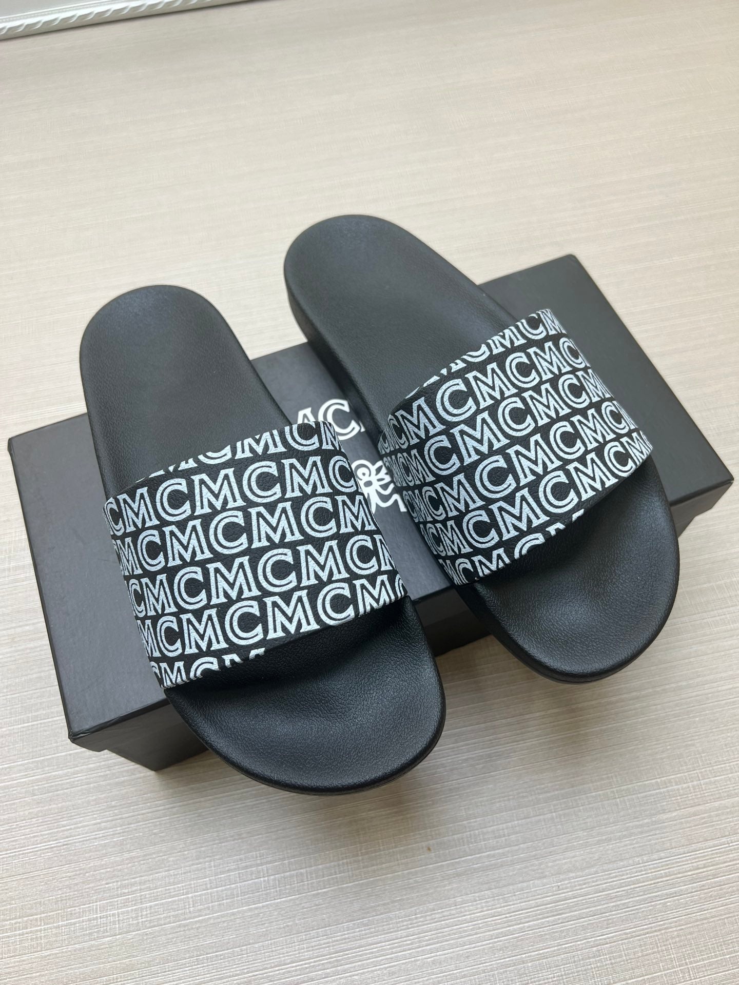 54M45ZDE Stylish slippers