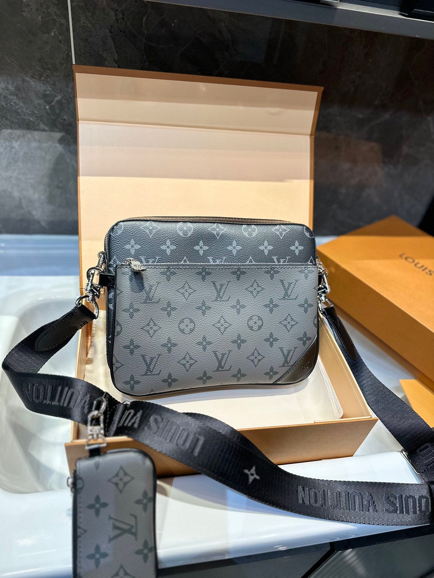 6XE232BDE Stylish leather bag