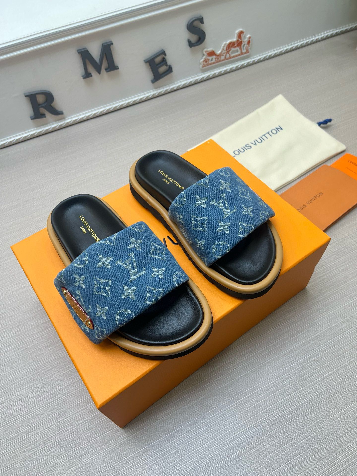 54E100ZDE Stylish slippers Sole thickness 5cm