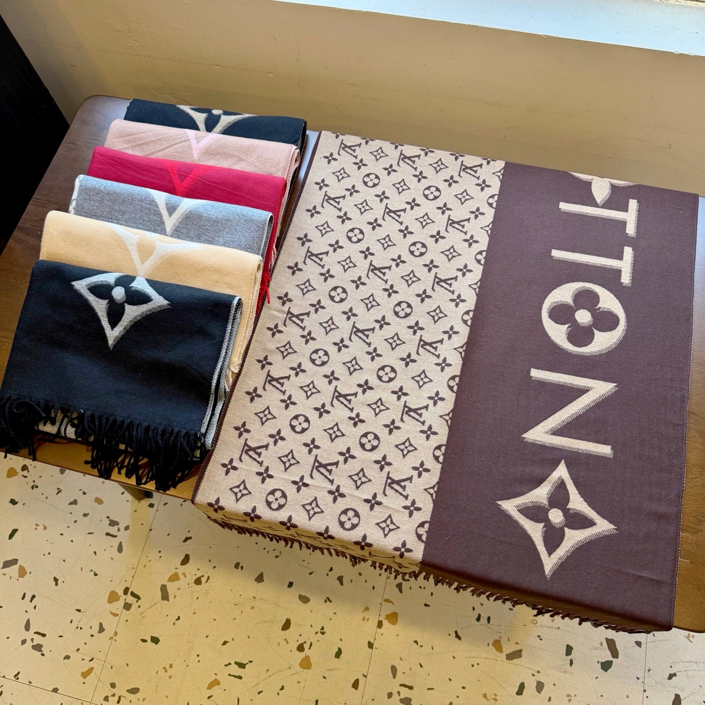185ZE71WDE Stylish Winter Scarves