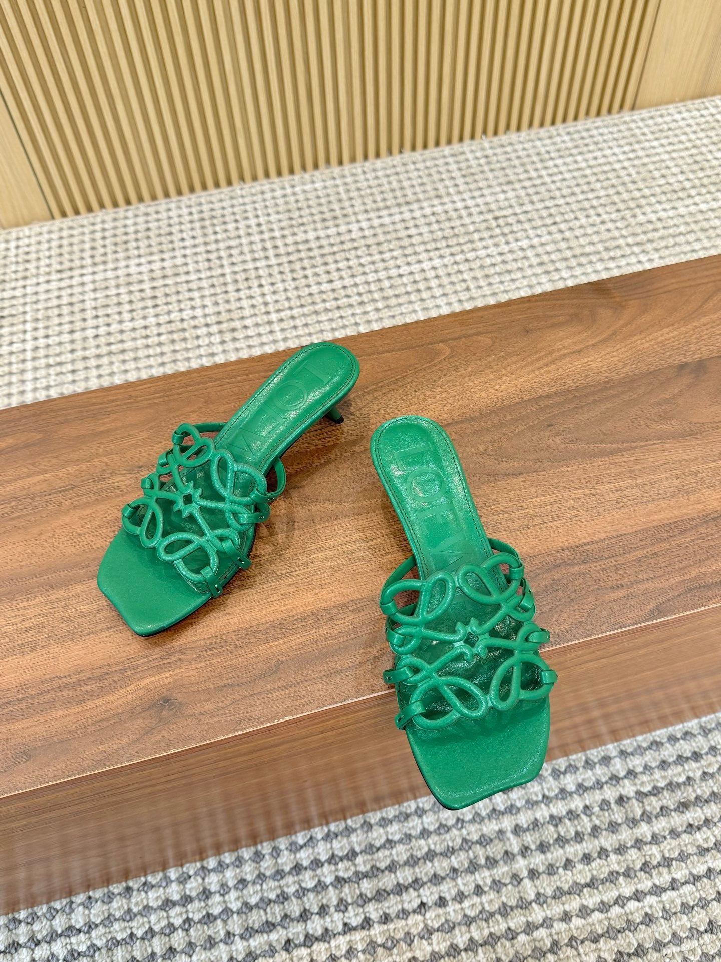 255QA33ZDE Stylish leather Slippers