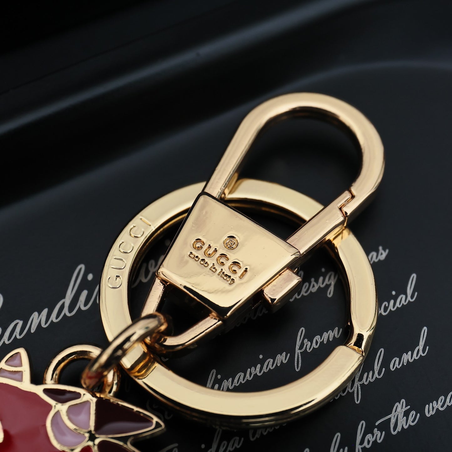14B19ADE Stylish key closure