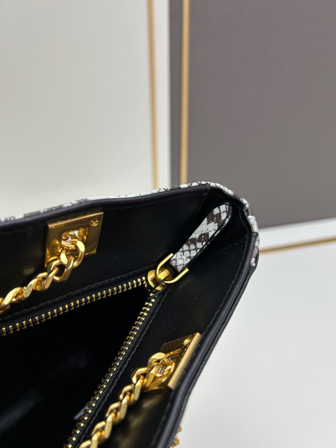 2WVL47BDE Stylish leather bag