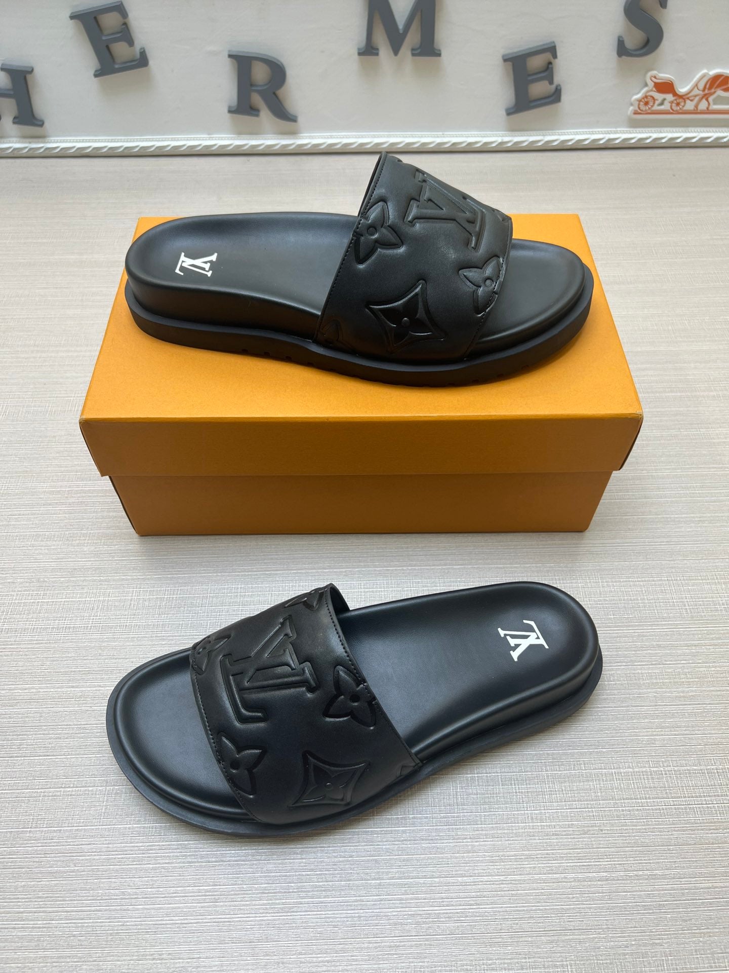 54E3ZDE Stylish slippers