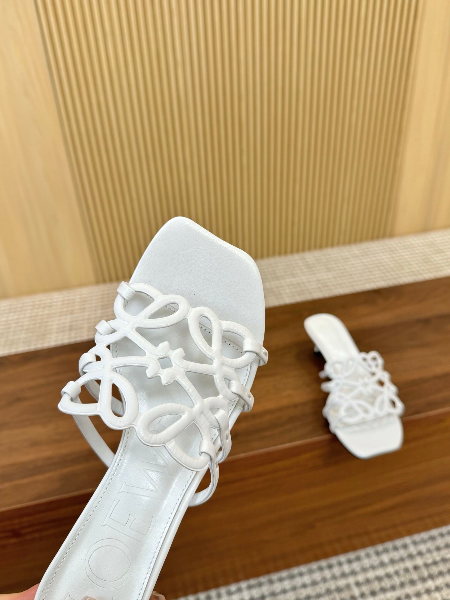 255QA33ZDE Stylish leather Slippers
