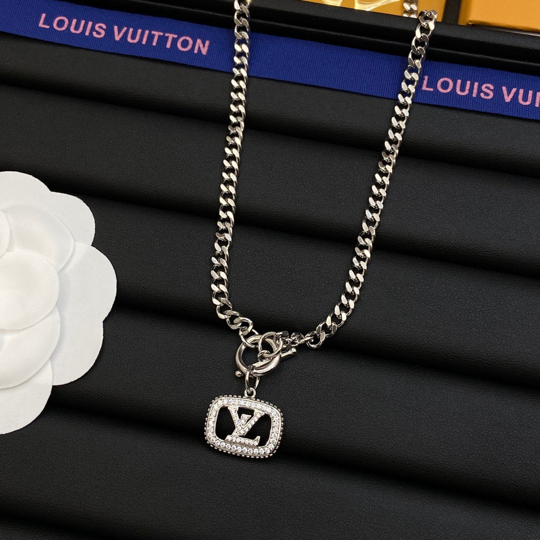 1NE216XDE Stylish Necklaces